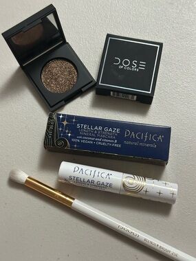 New Makeup Bundle - eyeshadow, mascara, blender brush